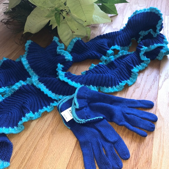 New York & Company Accessories Matching Gloves And Scarf Set New